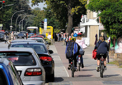 Schulkinder fahren mit ihren Fahrrädern auf dem Radweg in der Frohmestrasse.