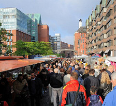 Markstände und Marktbesucher auf dem Fischmarkt in der Altonaer Grossen Elbstrasse - Bilder aus dem Stadtteil Altona Altstadt.