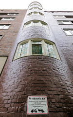 Treppenhaus - halbrunde Ziegelfassade in der Hamburger Jarrestadt - Schild Privatgrundstück parken verboten.
