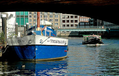 Theaterschiff "DAS SCHIFF" und "THESPIS KAHN" im Nikolaifleet - Barkasse mit Touristen in Fahrt auf dem Fleet in der Hamburger Altstadt.