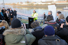 Ansprache Bürgermeister Olaf Scholz auf der Veranstaltung zum Abriss des Zollzauns am Spreehafen in Hamburg Wilhelmsburg / Kleiner Grasbrook.