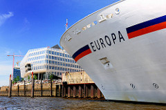 Schriftzug des Kreuzfahrtschiff EUROPA am Liegeplatz im Hamburger Hafen - Terminal Hafencity.