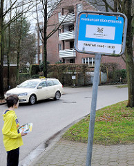 Schild Haltestelle Hamburger Bücherbusse  - Hausbrucher Strasse im Hamburger Stadtteil Hausbruch.