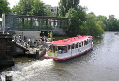 Anlegestelle Mühlenkamper Fährhaus - Moderne Architektur an der Mündung des Osterbekkanals. Ein Alsterdampfer legt ab und fährt Richtung Aussenalster.