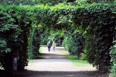 Laubengang im Harburger Stadtpark an der Grenze zum Stadtteil Eisendorf; ein Paar geht im Park spazieren.