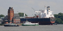 Tanker Minerva Concert im Tankhafen Köhlfleet - Hafenfähre und Lotsenschiff vor dem Lotsenhaus.