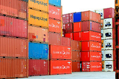 Containerlager Hamburg Wilhelmsburg - farbige Stahlboxen sind in sechs Lagen hoch gestapelt.