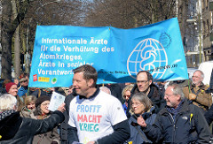 Ostermarsch in der Hansestadt Hamburg - Transparent Internationale Ärzte für die Verhütung des Atomkriegs, Ärzte in sozialer Verantwortung.