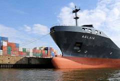 Schiffsbug des Frachters Aglaia am Mönckebergkai im Ellerholzhafen, Hafenbecken im Hamburger Hafen; Containerlager auf dem Kai.