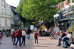 Einkaufsstrasse in Hamburg Altona - Ottenser Hauptstrasse.