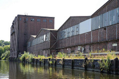 Historische Industriearchitektur am Ziegelwiesenkanal. Getreidesilo und Lagerhäuser am Kai.