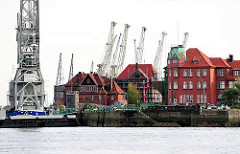 Historische Hamburger Hafenarchitektur im Hansahafen - Schwimmkran der HHLA am Hansahöft.