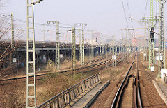 Güterbahnstrecke zwischen Versmannstrasse und Oberhafenkanal im Gebiet der Hamburger Hafencity; lks. die 1,7 km lange Ziegelmauerwerk Pfeiler-Bahnstrecke, die 1906 gebaut wurde.