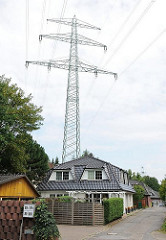 Hochspannungsmast im Wohngebiet - Wohnhäuser unter Stromleitungen. Bilder aus dem Stadtteil Hamburg Lohbrüggge - Bezirk Hamburg Bergedorf.