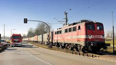 Güterzug in Hamburg Altenwerder in Fahrt auf die Kattwykbrücke - Lokomotive 140 857 - 4 der ABEG / Anhaltische Brandenburgische Eisenbahn Gesellschaft.