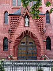 Eingang der Eimsbüttler Bonifatiuskirche - Backsteinarchitektur, rotes Ziegelgebäude.