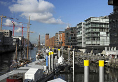 Traditionsschiffe im Sandtorhafen - Architektur in der Hafencity - Hamburg Mitte.