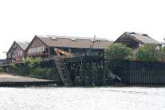 Werftgelände in Hamburg Finkenwerder - Werftgebäude im Köhlfleet.