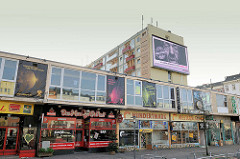 Ladenzeile am Spielbudenplatz / Reeperbahn - geschlossenen Geschäfte, Bar, Restaurant - Wohnhaus; geräumte Essohäuser.