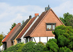Spitzdachhäuser - Einfamiliengebäude; Siedlung Wohlersweg in Hamburg Neuland.