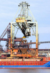 Krananlage und Frachtschiff am Amsterdamer Kai des Dradenauhafens in Hamburg Waltershof - Fotos aus dem Hafen Hamburgs - Fotografie Christoph Bellin.