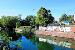 Alte Kaimauer am Schleusenkanal in Hamburg Hammerbrook - Graffiti an der Mauer.
