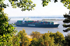 Blick vom Falkensteiner Wald auf die Elbe - ein Containerschiff läuft aus dem Hamburger Hafen aus.