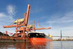 Massengut - Frachtschiff / Bulk Carrier Santa Rosalia im Hansaport von Hamburg Altenwerder - im Hintergrund die Köhlbrandbrücke.