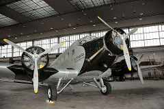 Propellermaschine Ju 52 Hamburg Fuhlsbüttel. Historische Lufthansamaschine Berlin Tempelhof.
