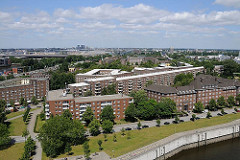 Luftaufnahme Hamburg Veddel -Wohnblocks aus Backstein - Promenade am Müggenburger Zollhafen - Hamburg Panorama.