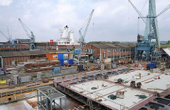 Schiffsegment auf der Sietas Werft. Blick über die Werftanlage in Hamburg Neuenfelde.