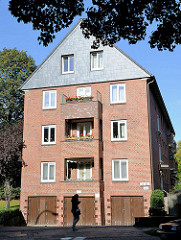 Wohngebäude der 1930er Jahre - Garagen; restaurierte Hausfassade - ausgebautes Dachgeschoss. Architektur in Hamburg Dulsberg.