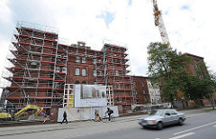 ehemalige Pionierkaserne Hamburg Harburg - Schwarzenberge; Hauptgebäude der Technischen Universität Hamburg-Harburg. Baustelle mit Baugerüst und Baukran.