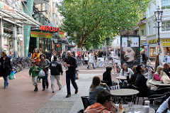 Strassencafe in der Ottenser Hauptstrasse - Einkaufen in Hamburg Altona.