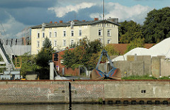 Blick über den Lotsekai zur Harburger Schlossinsel; Hafenbetrieb mit Schüttgutlagerung - Harburger Schloss. (2005)