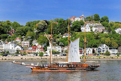 Historisches Segelschiff vor Hamburg Blankenese - Elbstrand und Süllberg mit Häusern.