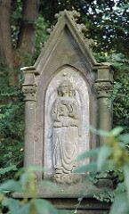 Grabstein mit Engelrelief, Alter Harburger Friedhof .
