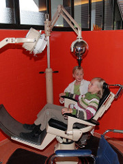 Hamburger Kindermuseum - Stadtteil Hamburg Osdorf - zwei Mädchen spielen Zahnarzt.