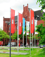 Hamburg Flaggen beim Anleger Bürgerhaus Wilhelmsburg - im Hintergrund die Gründerzeitarchitektur vom ehem. Wilhelmsburger Rathaus - jetziges Ortsamt.