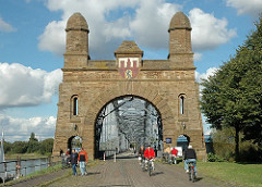 Portal der historischen Harburger Elbbruecken - Radfahrer, Radstrecke Hamburg-Harburg.