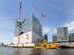 Hafenfähre Wolfgang Borchert am Anleger Elphilharmonie - Baustelle der Elbphilharmonie in der Hamburger Hafencity.