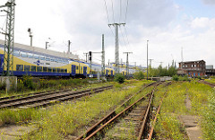 Nahverkehrszug der Metronom fährt Richtung Hamburg Hauptbahnhof - Gleisanlage bei der Versmannstrasse in der Hafencity Hamburg.