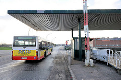 Die Sperrung an der ehem. Zollgrenze zum Hamburger Freihafen ist seit 2013 aufgehoben - ein Bus der Hamburger Öffentlichen Verkehrsmittel passiert den Übergang.