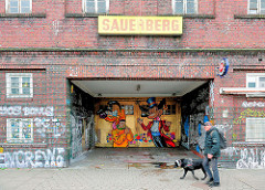 Eingang Garage Sauerberg Beim Grünen Jäger, Hamburg St. Pauli - Grafitti am Tor, Spaziergänger mit Hund.