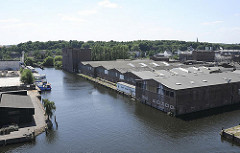 Luftaufnahme Harburg - Blick auf den Ziegelwiesenkanal - Lagergebäude.