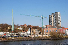 Baukräne am Elbufer - Baustelle an der Grossen Elbstrasse - Hafenrandbebauung in Hamburg Altona. (2005)
