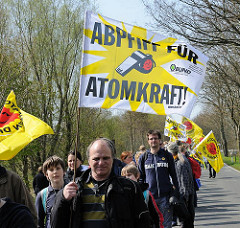 Menschenkette - Atomkraftgegner mit Fahnen bei Brunsbüttel