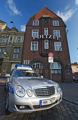 Polizeiwagen vor der Davidwache auf Hamburg St. Pauli - Historische Architektur der Hansestadt Hamburg.