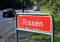 Stadtteilschild Rissen, Bezirk Altona - Stadtteilgrenze, rotes Schild mit weisser Schrift.