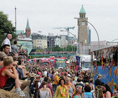 Schlager Move in Hamburg - der Musikumzug geht auch entlang der St. Pauli Landungsbrücken - im Hintergrund der Uhrenturm, Pegelturm.